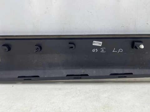 Listwa Audi Q3 II 83a 18r.- lewa przednia listwa dolna drzwi STRUKTURA lewy przód 83a853959