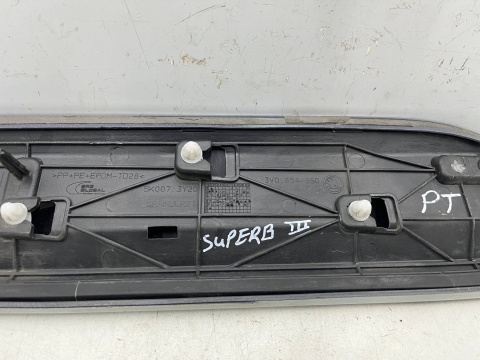 Listwa Skoda Superb 3 III sedan kombi 15-24r. prawa tylna listwa dolna drzwi prawy tył 3v0853596a