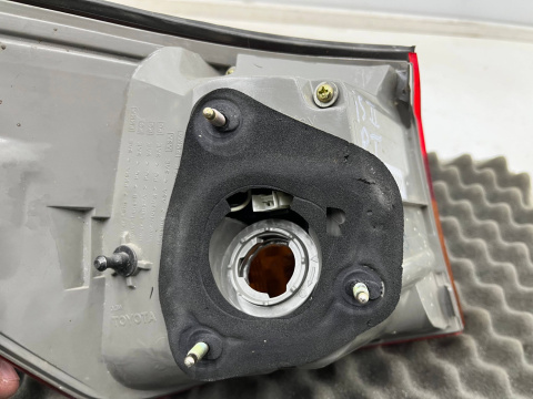 Lampa Lexus IS II 05-09r. prawa tylna w błotnik oryginalna prawy tył