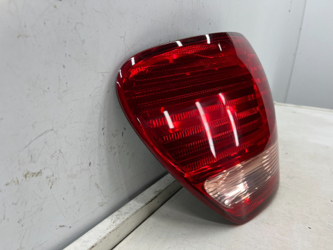 Lampa Toyota Avensis Verso Ipsum 01-03r. LEWA tylna w błotnik oryginalna lewy tył Koito 44-35