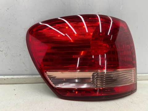 Lampa Toyota Avensis Verso Ipsum 01-03r. LEWA tylna w błotnik oryginalna lewy tył Koito 44-35