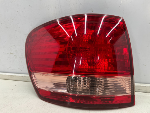 Lampa Toyota Avensis Verso Ipsum 01-03r. LEWA tylna w błotnik oryginalna lewy tył Koito 44-35