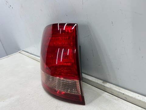 Lampa Toyota Avensis Verso Ipsum 01-03r. LEWA tylna w błotnik oryginalna lewy tył Koito 44-35