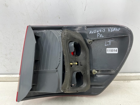 Lampa Toyota Avensis Verso Ipsum 01-03r. LEWA tylna w błotnik oryginalna lewy tył Koito 44-35