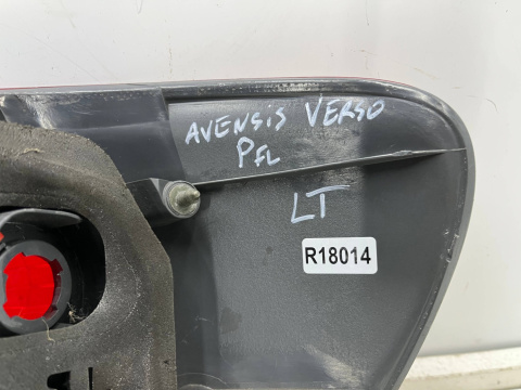 Lampa Toyota Avensis Verso Ipsum 01-03r. LEWA tylna w błotnik oryginalna lewy tył Koito 44-35