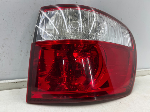 Lampa Toyota Avensis Verso Ipsum LIFT 03-09r. prawa tylna w błotnik oryginalna prawy tył Koito 44-57
