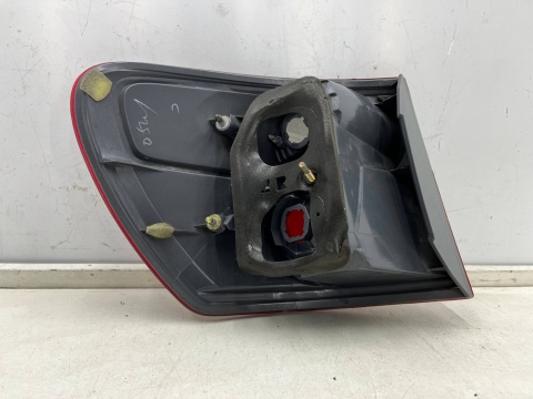 Lampa Toyota Avensis Verso Ipsum LIFT 03-09r. prawa tylna w błotnik oryginalna prawy tył Koito 44-57