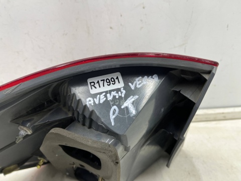 Lampa Toyota Avensis Verso Ipsum LIFT 03-09r. prawa tylna w błotnik oryginalna prawy tył Koito 44-57
