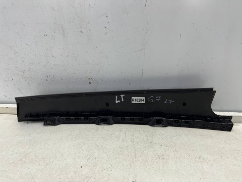 Listwa VW Golf 7 VII 12-20r. lewa tylna środkowa nakładka osłona słupka drzwi połysk lewy tył 5g6839901a
