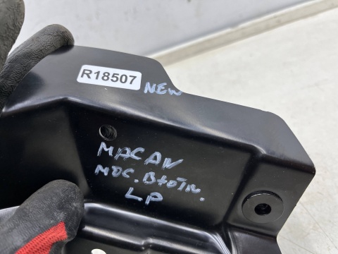 Mocowanie błotnika Porsche Macan I 95b 14r.- lewe przednie mocowanie błotnika wspornik podpora lewy przód 95b821227by