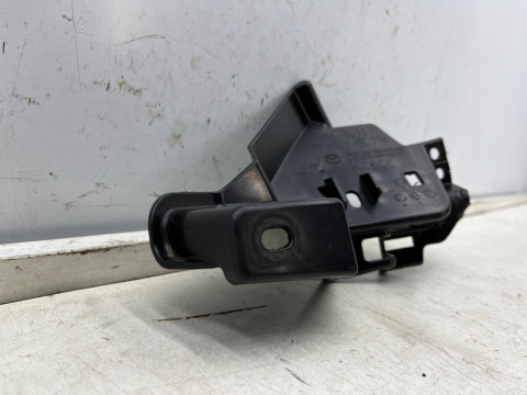 Ślizg Mazda 2 III DJ lift 23r.- lewe przednie dolne mocowanie wspornik uchwyt osłona kratki atrapy zderzaka d65e-50161