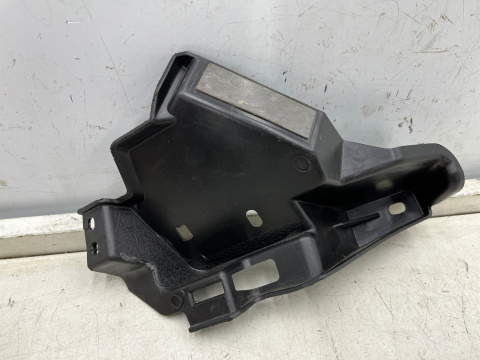 Ślizg Mazda 2 III DJ lift 23r.- lewe przednie dolne mocowanie wspornik uchwyt osłona kratki atrapy zderzaka d65e-50161