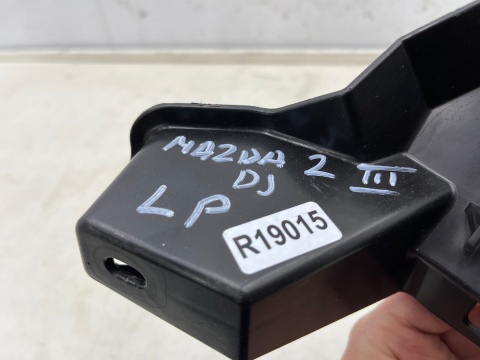 Ślizg Mazda 2 III DJ lift 23r.- lewe przednie dolne mocowanie wspornik uchwyt osłona kratki atrapy zderzaka d65e-50161
