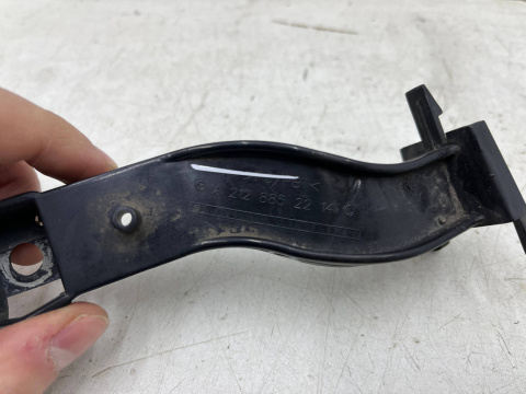 Ślizg Mercedes w212 e-klasa SEDAN 13-20r. prawe tylne dolne mocowanie wspornik uchwyt zderzaka prawy tył a2128852214