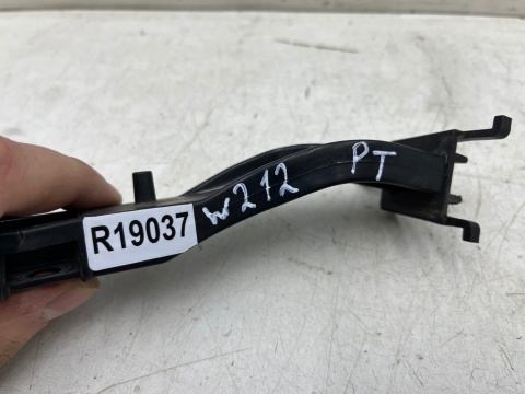 Ślizg Mercedes w212 e-klasa SEDAN 13-20r. prawe tylne dolne mocowanie wspornik uchwyt zderzaka prawy tył a2128852214