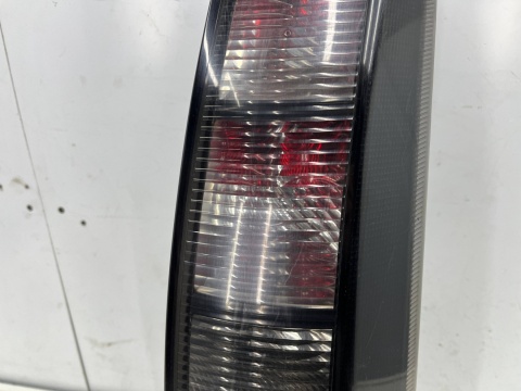 Lampa Opel Meriva A LIFT 05-10r. PRAWA tylna czarna w błotnik z narożnikiem z163 oryginalna prawy tył 13196001