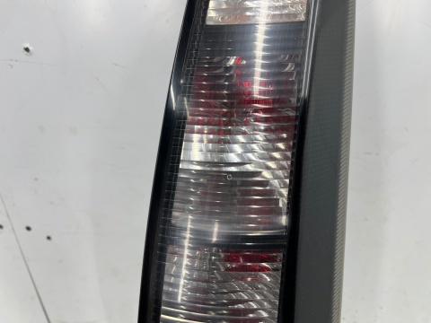 Lampa Opel Meriva A LIFT 05-10r. PRAWA tylna czarna w błotnik z narożnikiem z163 oryginalna prawy tył 13196001
