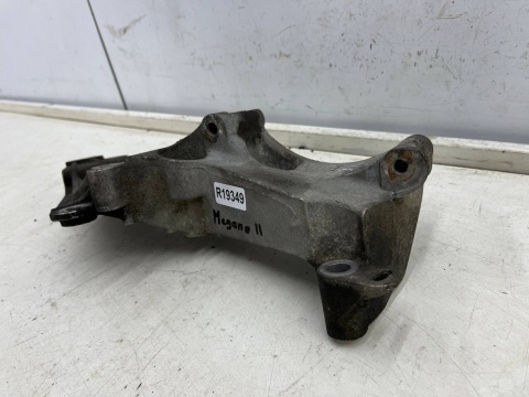 Łapa silnika Renault Megane 2 II Scenic 2 II 02-09r. 1.6 16V Benzyna mocowanie alternatora 8200365097
