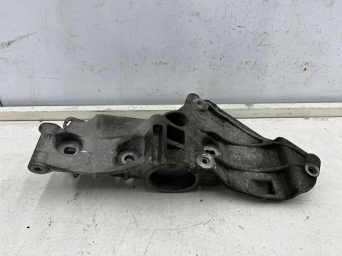 Łapa silnika Renault Megane 2 II Scenic 2 II 02-09r. 1.6 16V Benzyna mocowanie alternatora 8200365097