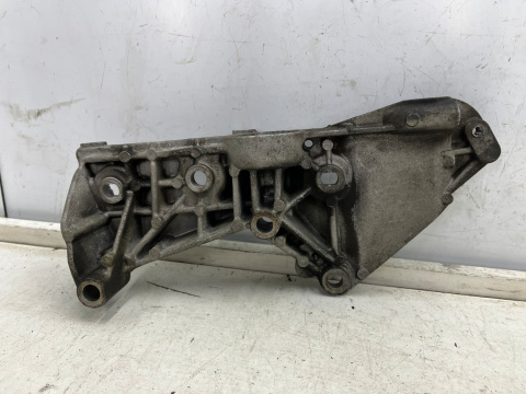 Łapa silnika Renault Megane 2 II Scenic 2 II 02-09r. 1.6 16V Benzyna mocowanie alternatora 8200365097