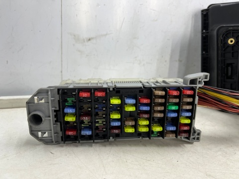 Skrzynka bezpieczników Opel Meriva A 03-10r. 1.4b benzyna pokrywa skrzynki zaślepka obudowa 13144736