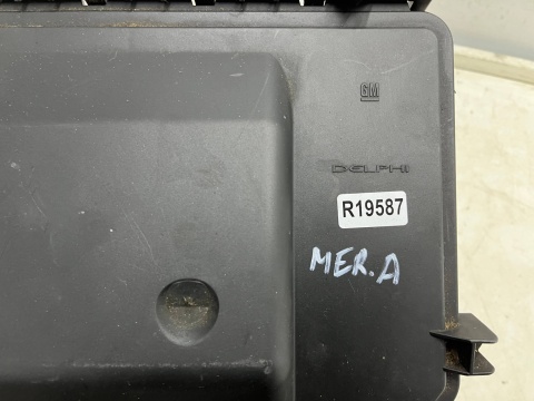 Skrzynka bezpieczników Opel Meriva A 03-10r. 1.4b benzyna pokrywa skrzynki zaślepka obudowa 13144736