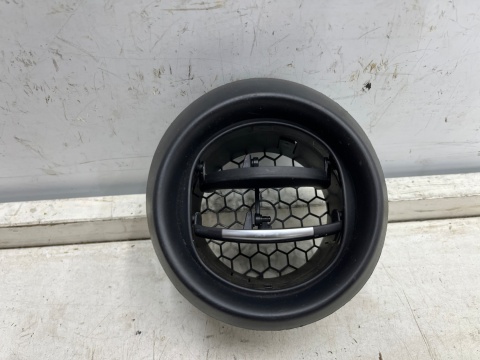 Kratka nawiewu Renault Clio 4 IV 12-20r. kratka nadmuchu deski wnętrza 08239-006