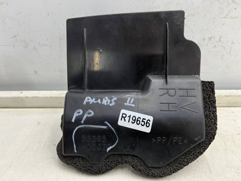 Osłona chłodnicy Toyota Auris 2 II LIFT 15-18r. PRAWA boczna kierownica wlot powietrza pasa przedniego 53295-02020