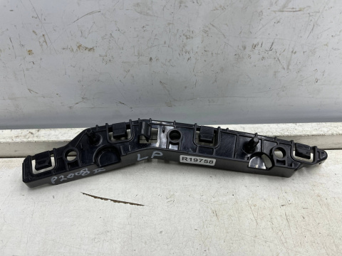 Ślizg Peugeot 2008 II 19r.- lewe przednie mocowanie zderzaka wspornik błotnika oryginalny lewy przód 9825853780