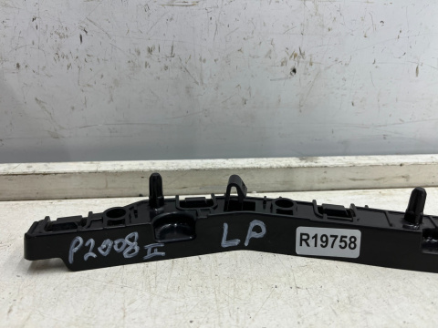 Ślizg Peugeot 2008 II 19r.- lewe przednie mocowanie zderzaka wspornik błotnika oryginalny lewy przód 9825853780
