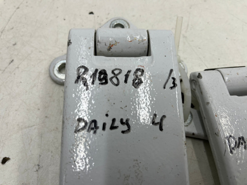 Zawias drzwi Iveco Daily 4 IV 14r.- zawiasy 180 stopni lewych prawych tylnych drzwi bagażnika otwieranych prawy lewy tył KOMPLE