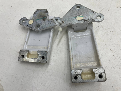 Zawias drzwi Iveco Daily 4 IV 14r.- zawiasy 180 stopni lewych prawych tylnych drzwi bagażnika otwieranych prawy lewy tył KOMPLE