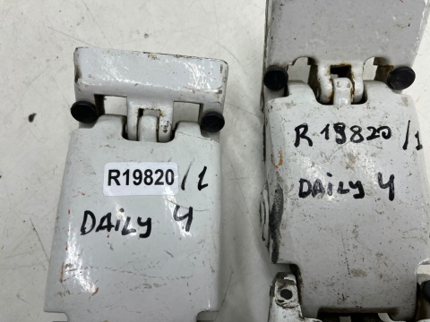 Zawias drzwi Iveco Daily 4 IV 14r.- zawiasy 270 stopni lewych prawych tylnych drzwi bagażnika otwieranych prawy lewy tył KOMPLE