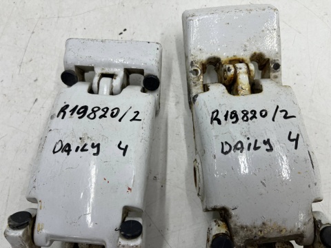 Zawias drzwi Iveco Daily 4 IV 14r.- zawiasy 270 stopni lewych prawych tylnych drzwi bagażnika otwieranych prawy lewy tył KOMPLE