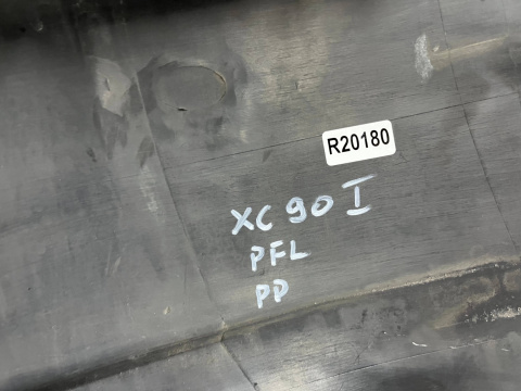 Zderzak przedni Volvo XC90 1 I 02-06r. narożnik zderzaka przedni prawy 08648335