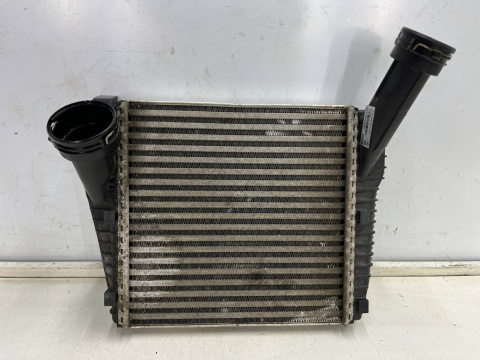 Chłodnica intercoolera Vw Touareg I 7L Touareg II 7p5 Audi Q7 I 4L Porsche Cayenne I 955 Cayenne II 92a powietrza 7p0145804a