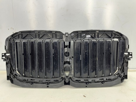 Pas przedni BMW X7 G07 18r.- wzmocnienie czołowe ramka atrapy grilla żaluzja kierownica powietrza oryginalna 22677510