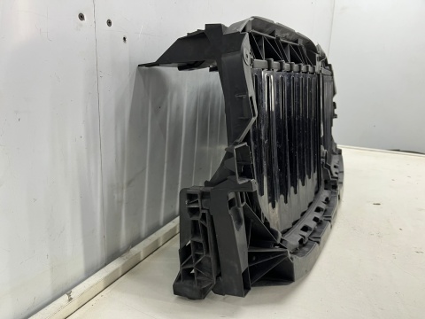 Pas przedni BMW X7 G07 18r.- wzmocnienie czołowe ramka atrapy grilla żaluzja kierownica powietrza oryginalna 22677510