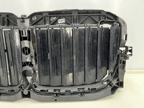 Pas przedni BMW X7 G07 18r.- wzmocnienie czołowe ramka atrapy grilla żaluzja kierownica powietrza oryginalna 22677510