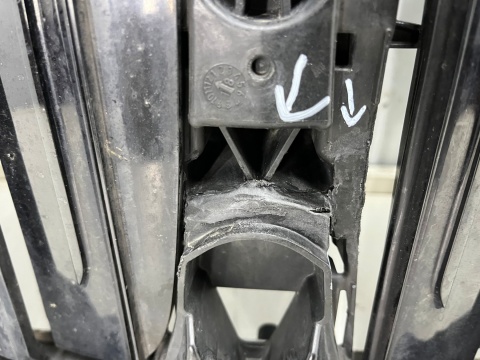 Pas przedni BMW X7 G07 18r.- wzmocnienie czołowe ramka atrapy grilla żaluzja kierownica powietrza oryginalna 22677510