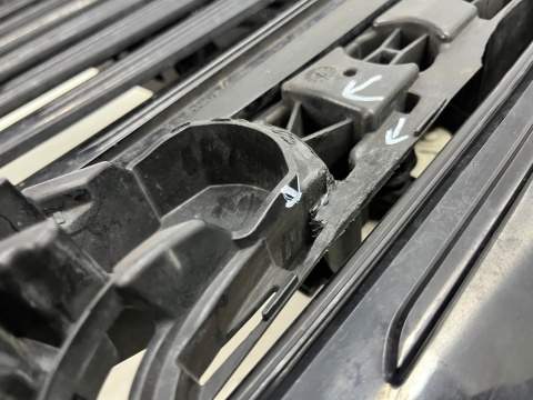 Pas przedni BMW X7 G07 18r.- wzmocnienie czołowe ramka atrapy grilla żaluzja kierownica powietrza oryginalna 22677510