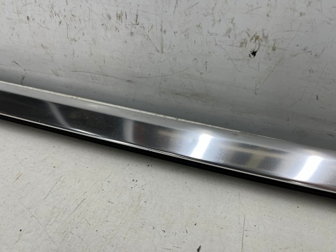 Listwa Porsche Panamera II 971 16-23r. lewa tylna listwa zgarniająca uszczelka zewnętrzna CHROM drzwi lewy tył 