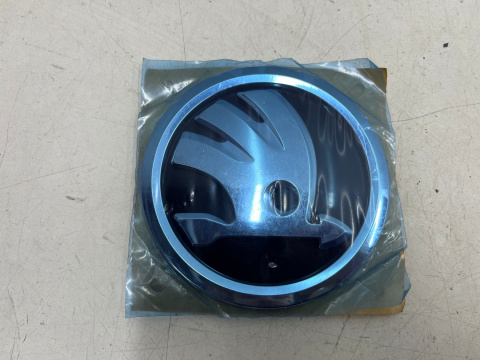 Znaczek Skoda Kodiaq I Karoq 17-19r. NOWY znaczek emblemat na klapę bagażnika ORYGNALNY 565853621a