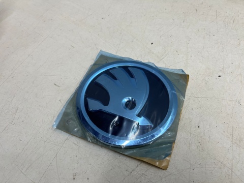 Znaczek Skoda Kodiaq I Karoq 17-19r. NOWY znaczek emblemat na klapę bagażnika ORYGNALNY 565853621a