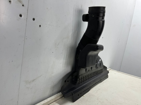 Osłona chłodnicy Hyundai Grandeur IV 05-11r. 2.2 CRDi GÓRNA kierownica powietrza pasa przedniego wlot dolot rezonator rura