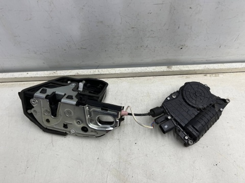 Zamek drzwi BMW 5 F10 sedan F11 kombi 10-17r. LEWY tylny z dociągiem SOFT CLOSE linki lewy tył 7185689 4153310400