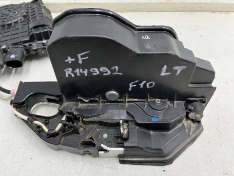 Zamek drzwi BMW 5 F10 sedan F11 kombi 10-17r. LEWY tylny z dociągiem SOFT CLOSE linki lewy tył 7185689 4153310400