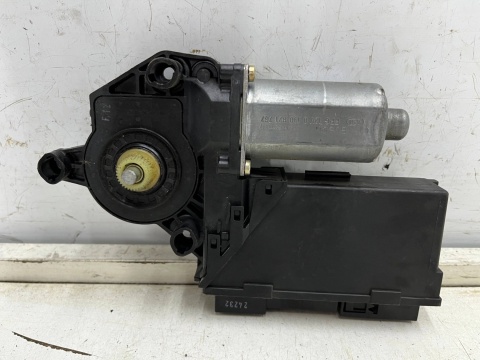 Podnośnik szyb Audi A4 B6 00-06r. lewy tylny silniczek podnoszenia szyby lewy tył 8e0959801a