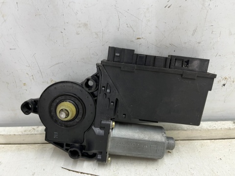 Podnośnik szyb Audi A4 B6 00-06r. prawy przedni silniczek podnoszenia szyby prawy przód 8e2959802b