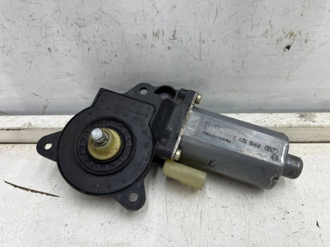 Podnośnik szyb Ford Fiesta V MK6 02-08r. prawy przedni silniczek podnoszenia szyby prawy przód 0130821939